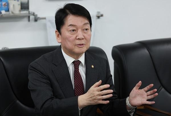 안철수 대표 '건강 이상설' 유포 유튜브 채널 운영자, 명예훼손 혐의로 고발! 진실은 무엇일까?