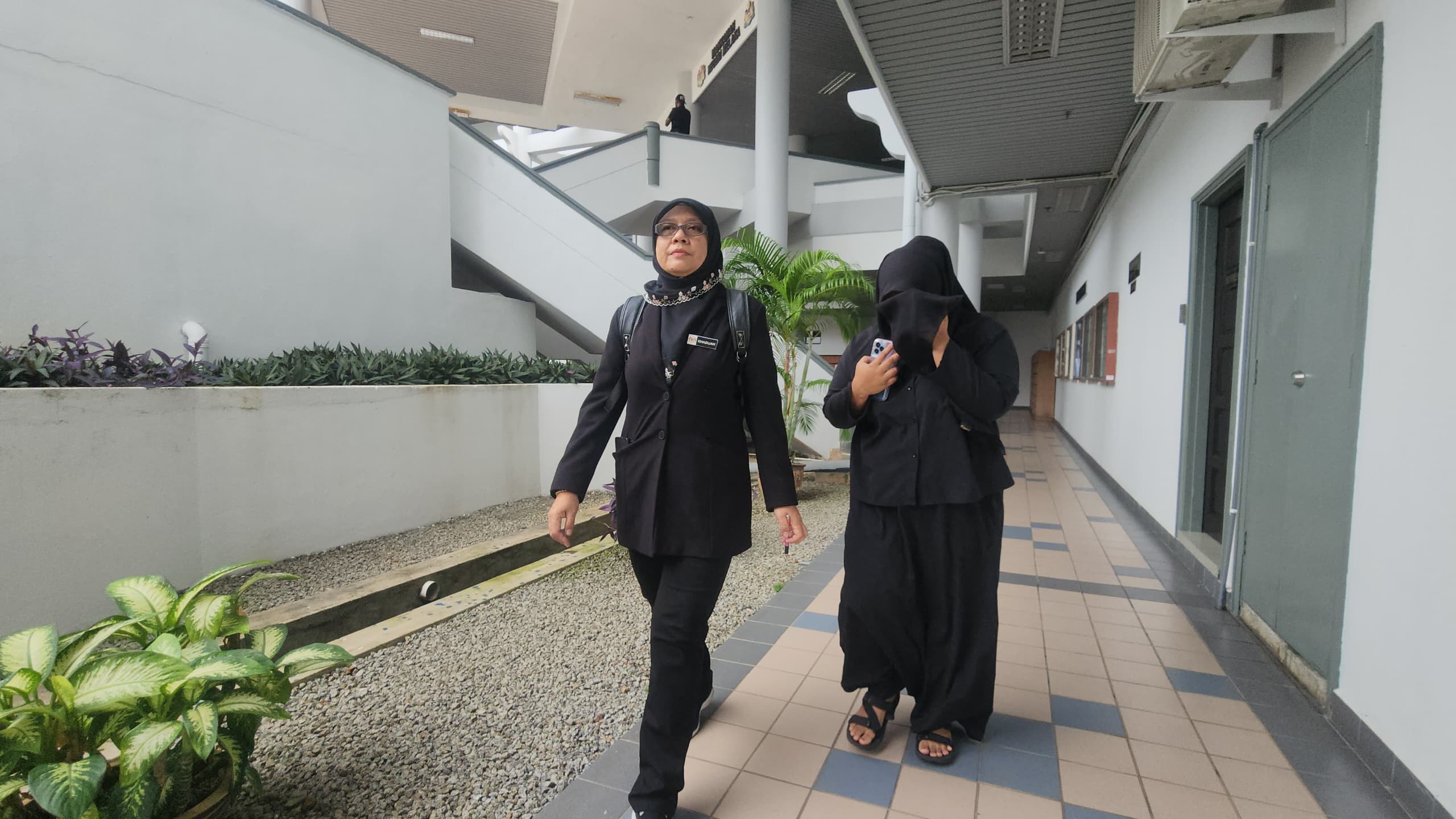 Suri Rumah Berurai Air Mata Didakwa Mengoperasikan Klinik Gigi Ilegal
