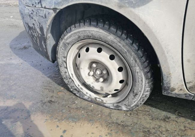 Жительница Ухты добилась компенсации ущерба за пробитые колеса автомобиля от 'Коми дорожной компании'