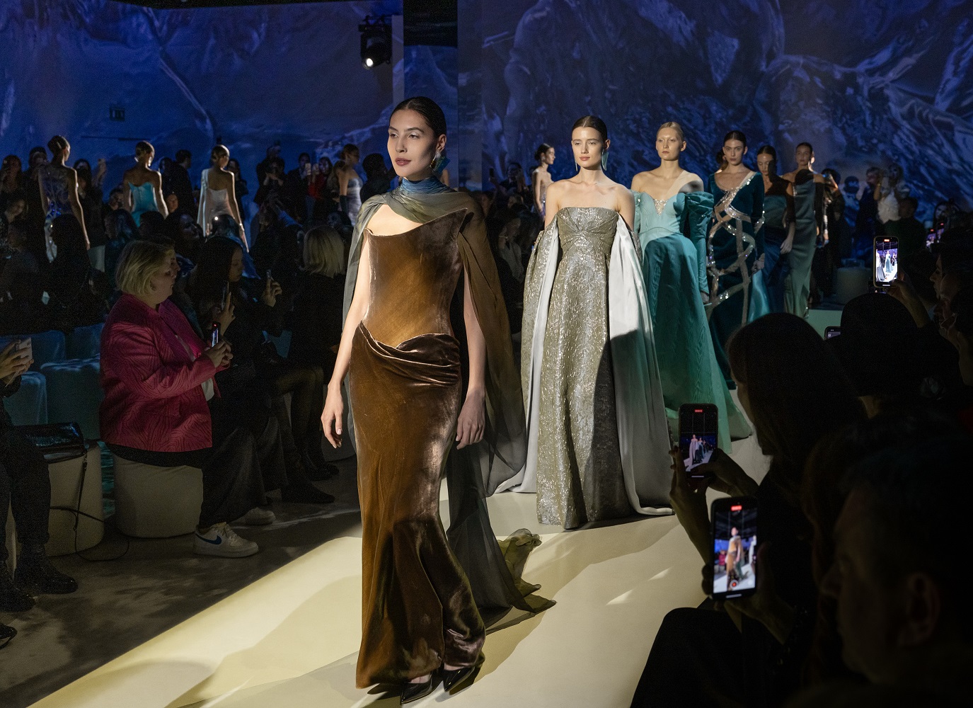 Эксклюзивная коллекция Haute Couture 2025 от Valentin Yudashkin: роскошь и элегантность на подиуме