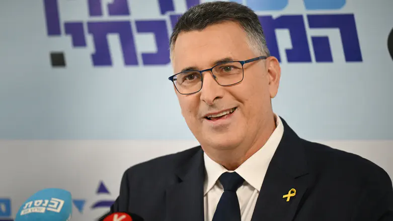 דיון דחוף בממשלה: סער דורש ביטול שטרות 200 ש"ח - 'מלחמה כלכלית בחמאס'