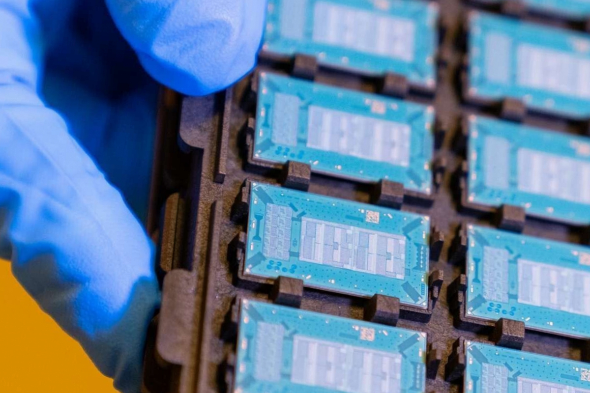Intel abandona el desarrollo de sustratos de vidrio delegándolo a empresas externas y plantea dejar de fabricar chips de terceros con el proceso 18A