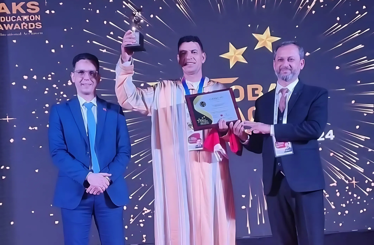 أستاذ مغربي يفوز بجائزة المعلم العالمية 2024 في الهند