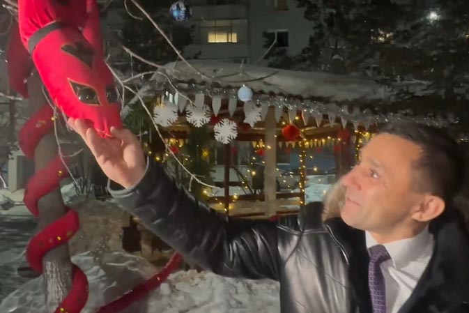 Новогодний портал в Благовещенске: 25-метровый змей соединил Россию и Китай