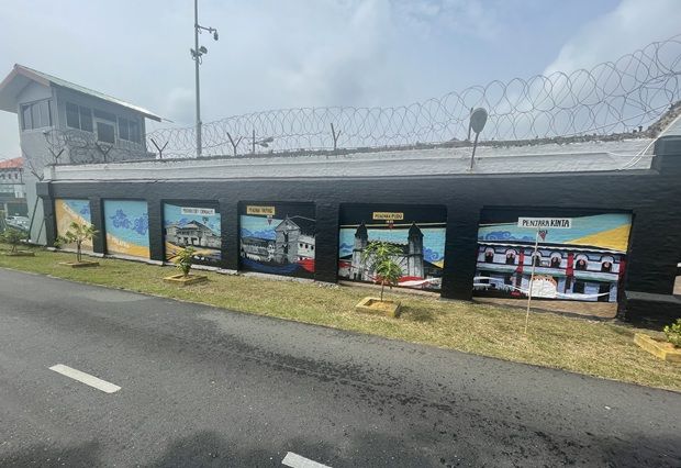 Lukisan Mural Setinggi 80 Meter Mempercantik Pusat Pemulihan Batu Gajah, Memberi Pandangan Unik Tentang Kehidupan Para Penghuni