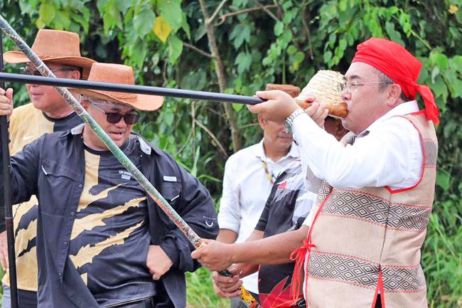Brunei Mendominasi Pertandingan Busur Tradisional di Sarawak: Kelab Sukan Sumpit Lun Tau Cemerlang!