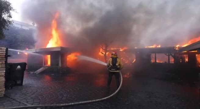Incendio devastante a Los Angeles: 30.000 evacuati a Pacific Palisades