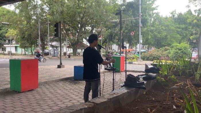 Kamaludin: Mengubah Jalanan Bandung Menjadi Panggung Hiburan Melalui TikTok Live