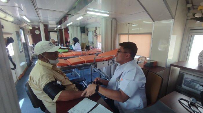 Layanan Kesehatan Gratis Rail Clinic untuk Warga Sekitar Stasiun Sumringah