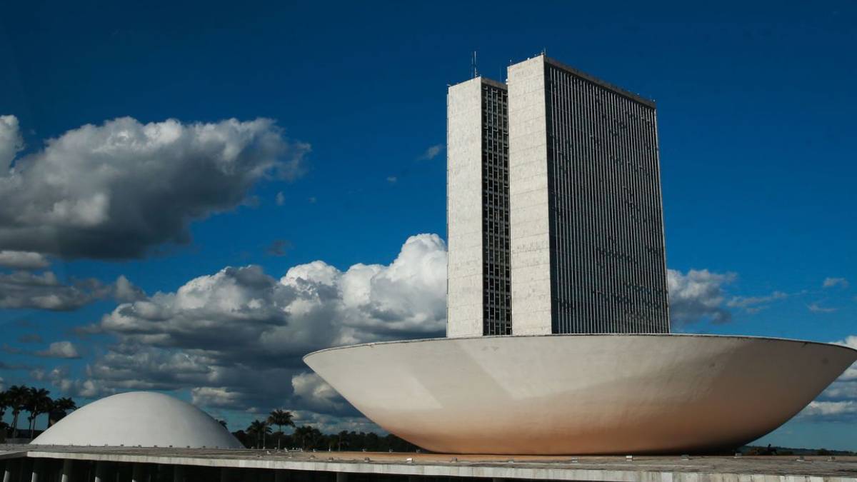 Oficiais de Justiça Podem Portar Arma: Comissão da Câmara Aprova Projeto de Lei