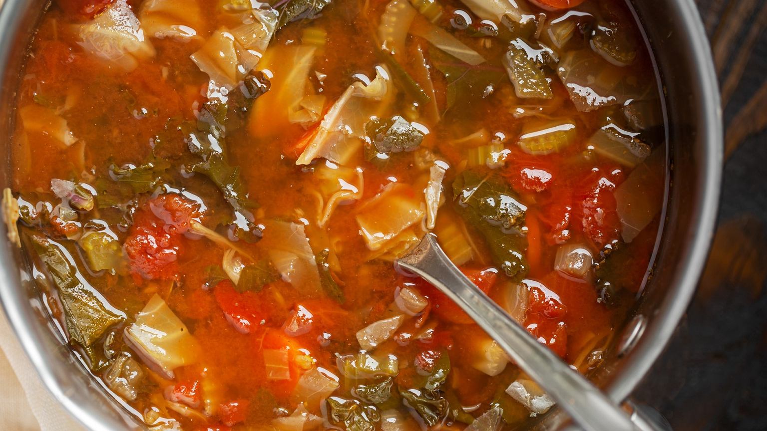 Ta zupa to sprzymierzeniec w walce ze zbędnymi kilogramami. Wspiera metabolizm i zdrowie jelit