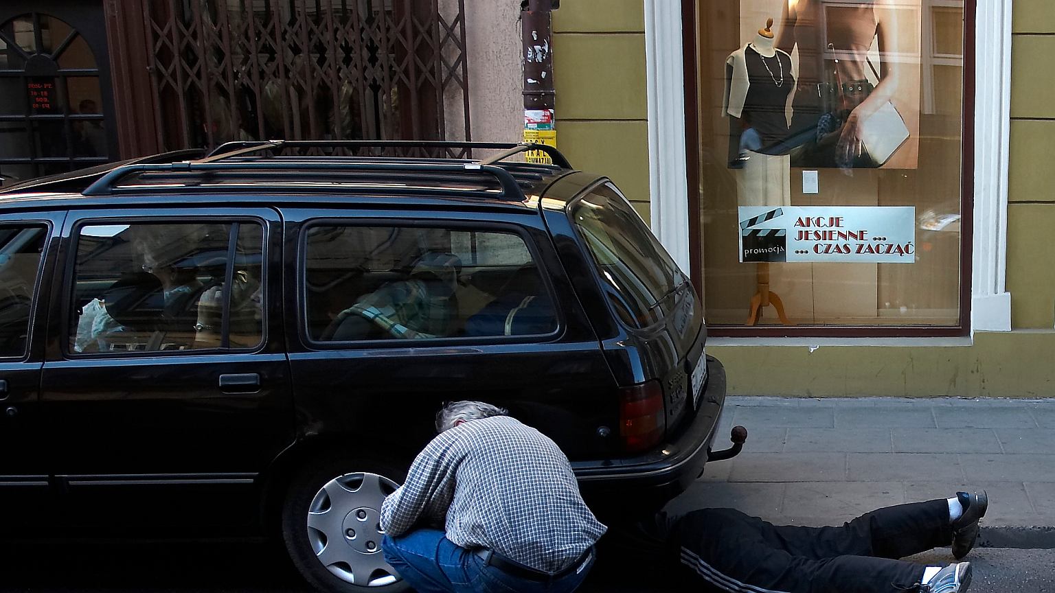Naprawa samochodu na osiedlowym parkingu - sprawdź, czy nie popełnisz wykroczenia!