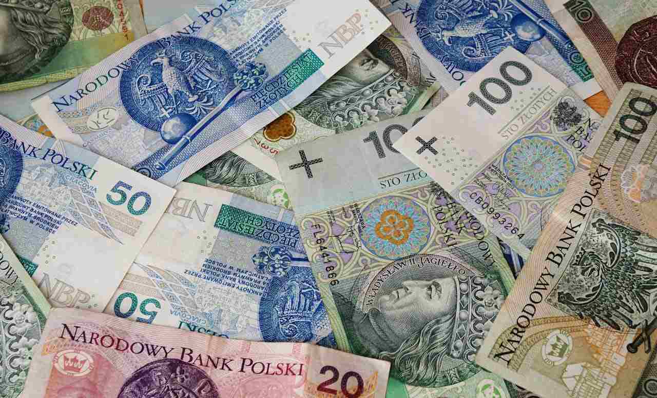 Polacy przekazali bankom ponad 42 mld zł w 2024 roku - czy otrzymają rekompensatę?