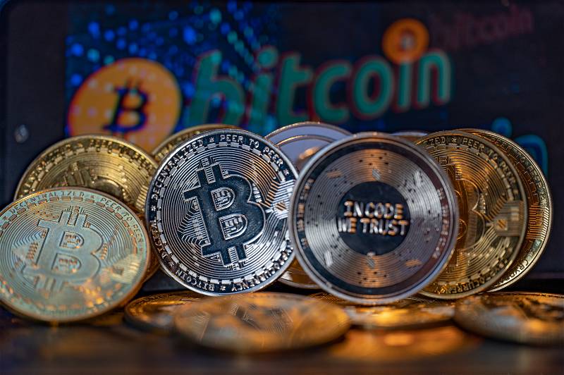 Cryptocurrency bereikt records in 2024: Bitcoin schiet door 100.000 euro, institutionele adoptie en Memecoin-koorts