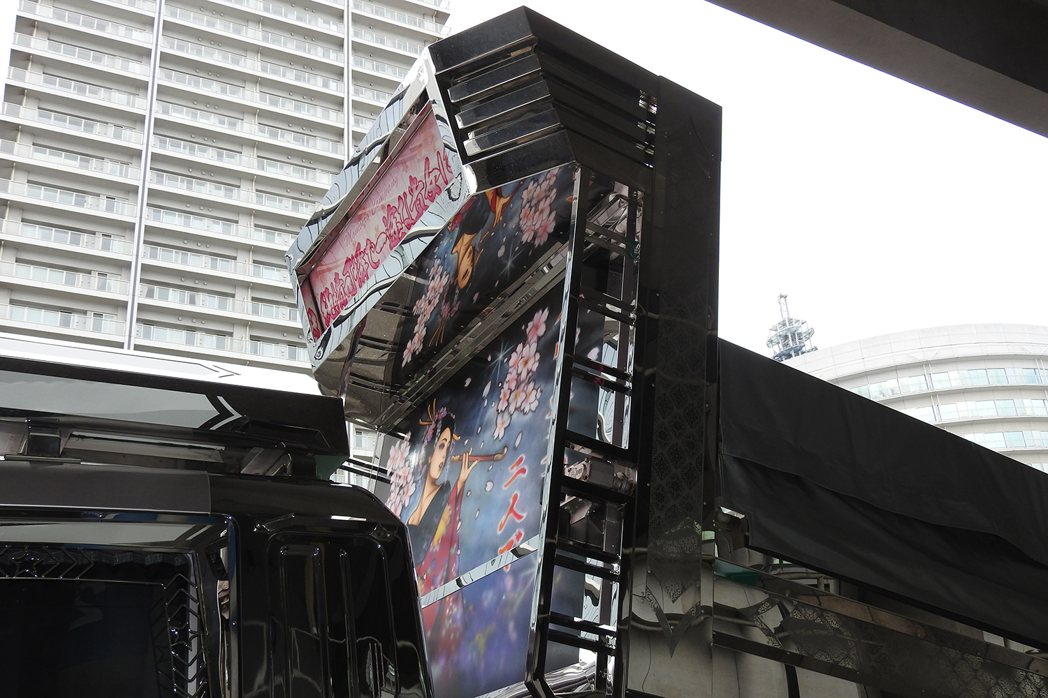 意外な結果に！？ アートトラックが似合う芸能人アンケート！強面芸能人がまさかの人気