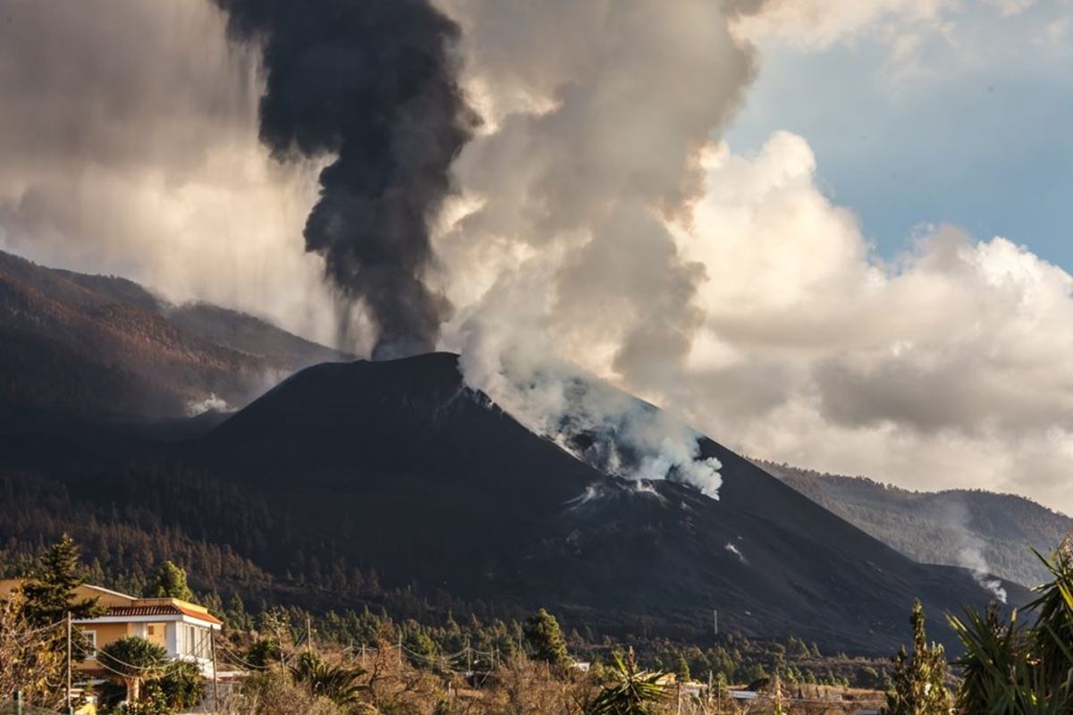 Impacto Volcánico en la Palma: Estudio Revela Mayor Ansiedad y Soledad en Jóvenes Afectados