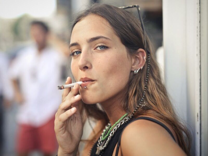 Milão: Cidade da Moda e Finanças Passa a Proibir Cigarros em Espaços Públicos