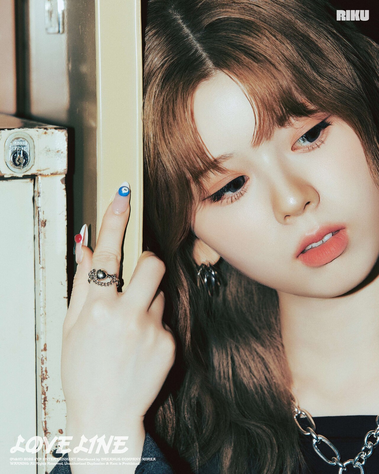 'JYP 걸그룹' NiziU, 어둠 속에서도 밝게 빛나는 컴백 비주얼