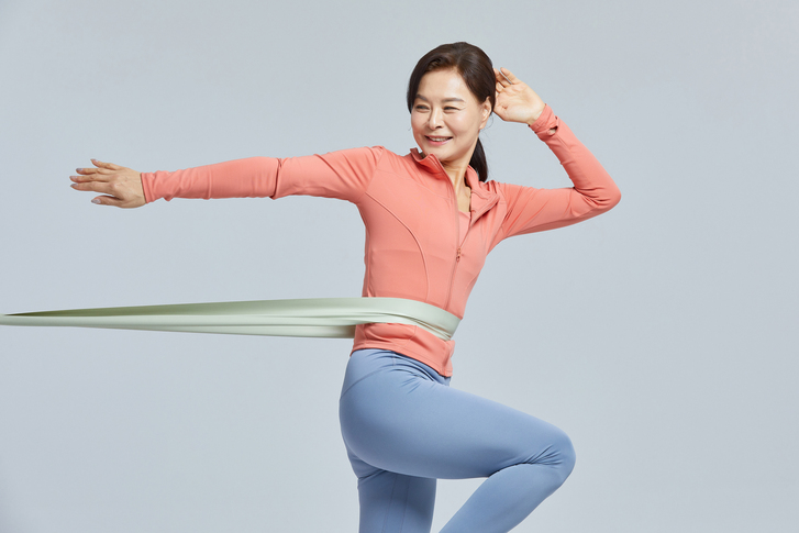 뼈 건강 지키는 법: '꼬부랑 할매' 안 되려면?