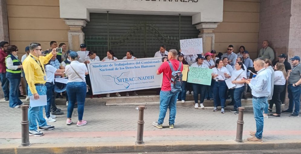 Sitraconadeh exige aumento de presupuesto en protesta frente a Secretaría de Finanzas