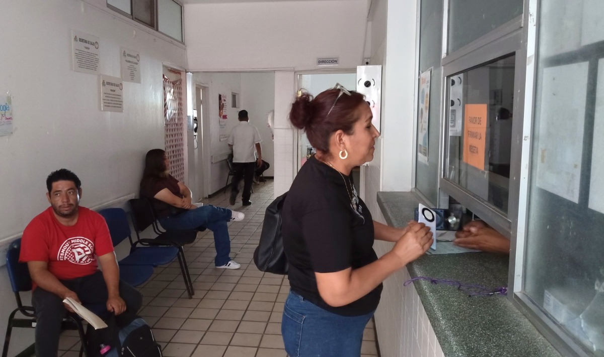 Centro de Salud 'Isauro Venzor' en Gómez Palacio se queda sin luz y detiene trámites