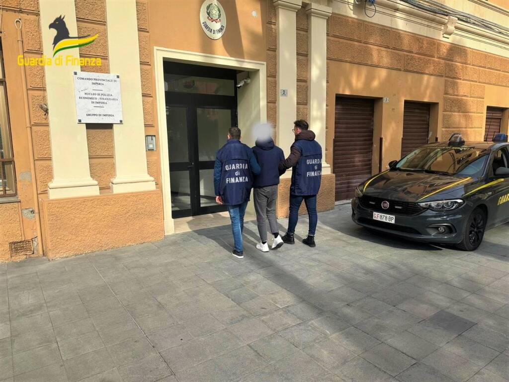 Autoricicla denaro su Postepay intestata a defunta, arrestato dalla Guardia di Finanza