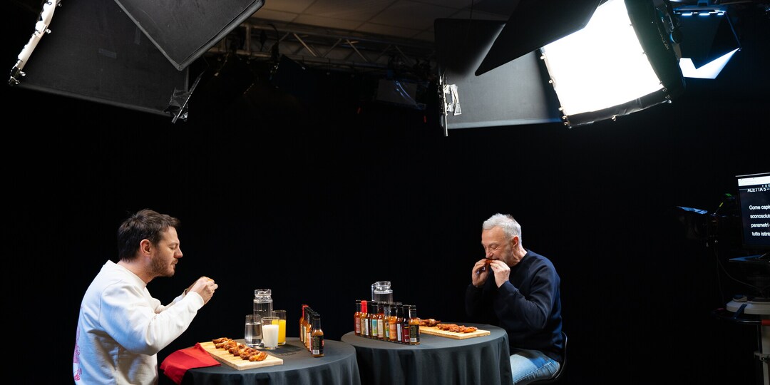Linus e gli 883 a 'Hot Ones': la cena caliente con Mauro Repetto su RaiPlay