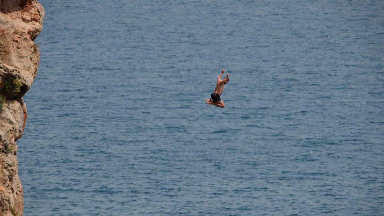 Antalya'da Korku Kameraya Yansırken: Falezlerden Atlayan Gençler Alarm Verdi!