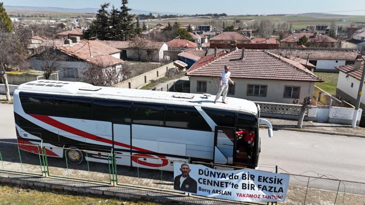 Eskişehirspor Kadın Futbol Takımı'nın İlginç Taktik Yöntemi: Teknik Direktör Otobüsün Üzerinden Yönetti!