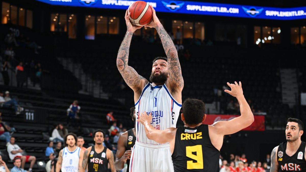 Anadolu Efes galibiyetle başladı