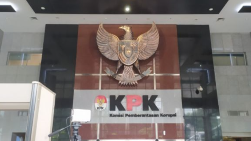 KPK Diminta Selidiki Kekayaan Bupati Ruksamin yang Suka Naik Helikopter