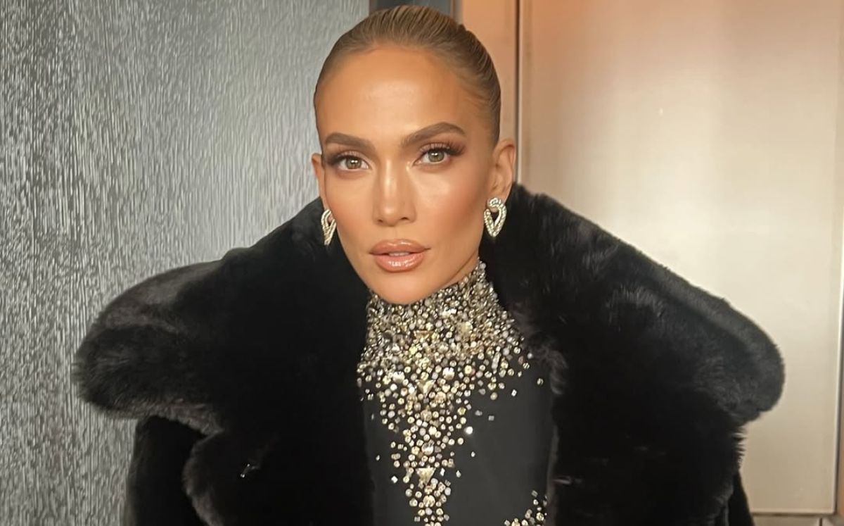 ¡Impactante! Jennifer Lopez Deslumbra en la Fórmula 1 con un Atrevido Body de Látex Rosa