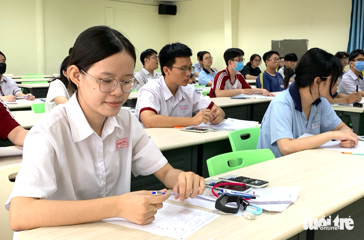 Tất Tần Tựu Tuyển Sinh 2025 của Đại học Khoa học Sức khỏe: Ưu Tiên Thứ Tự Nguyện Vọng và 1060 Chỗ!
