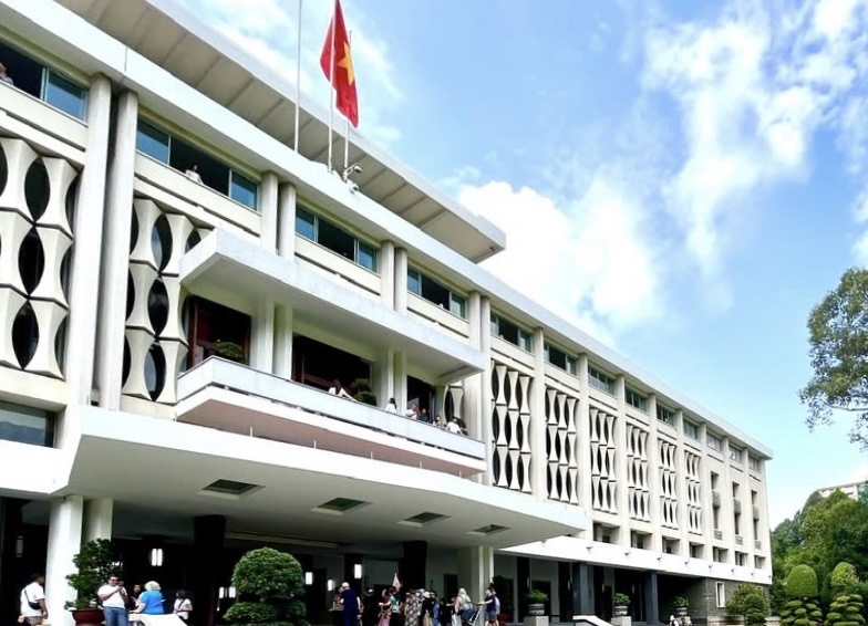 TP.HCM Xuất Cực: Treo Cờ Rủ, Tạm Ngưng Hoạt Động Giải Trí để Kỷ Niệm Nguyên Chủ Tịch Trần Đức Lương