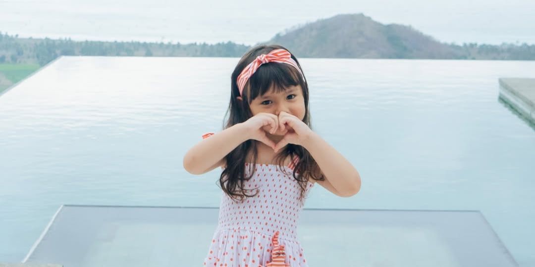 7 Foto Chloe Asmirandah yang Membuat Netizen Terpesona, Putri Cantik yang Sudah Pintar Berpose!
