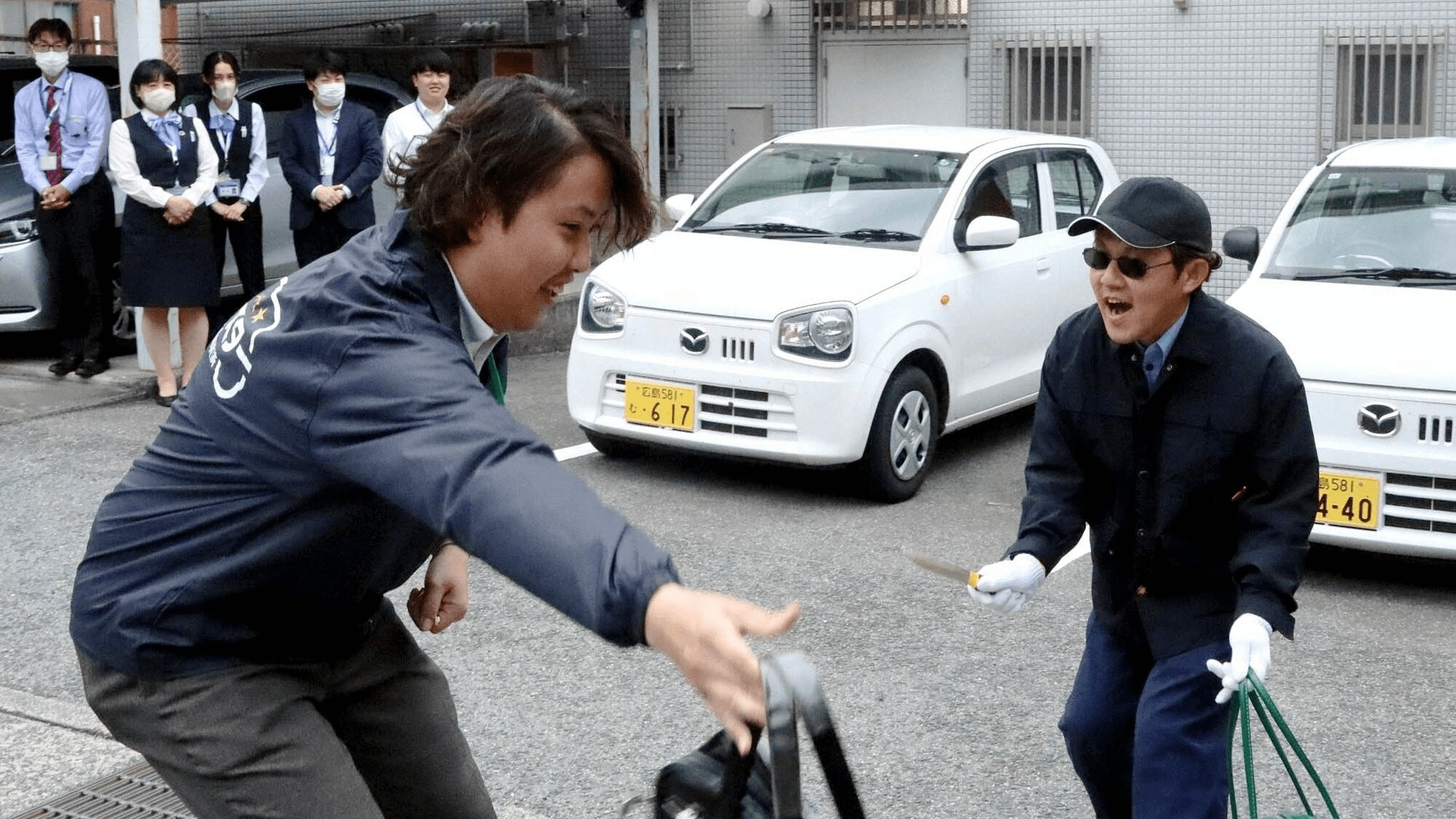 庄原市東城の金融機関5団体、強盗対応訓練
