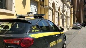 In un capannone la finanza ha scoperto una fabbrica clandestina di sigarette contraffatte