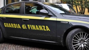 Sequestro di 823 prodotti contraffatti a Carpi: magliette, felpe e loghi falsi