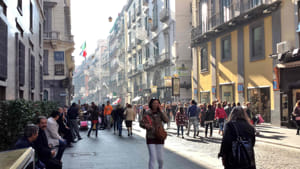 Napoli, Via Toledo: Sequestrati 10.000 Articoli Contraffatti in un'Operazione Anti-Abusi