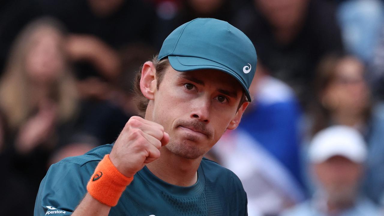 De Minaur Battles Through Injury to Secure French Open First Round Victory