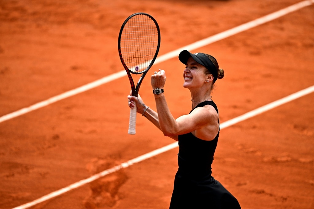Swiatek Battles Back to Overcome Rybakina at French Open, Alcaraz Advances