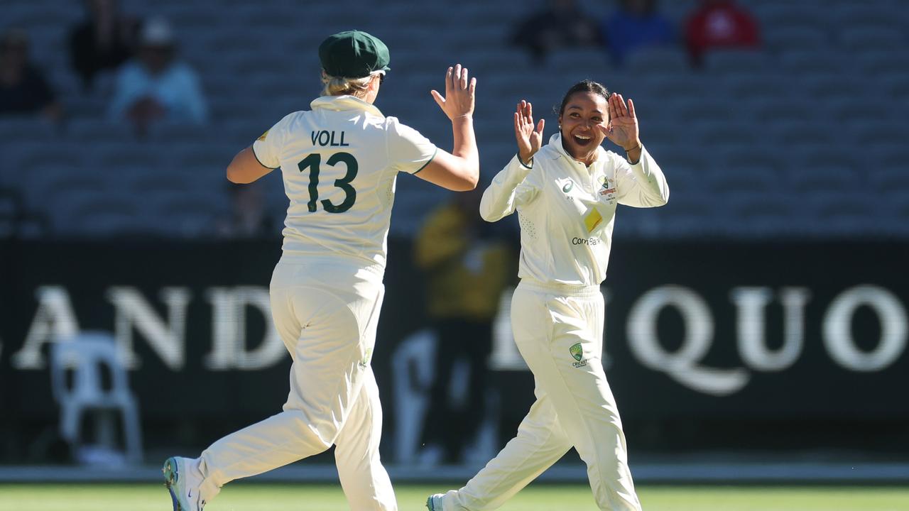 Women's Ashes: Australia Dominates as England Struggles, Alana King Leads the Charge