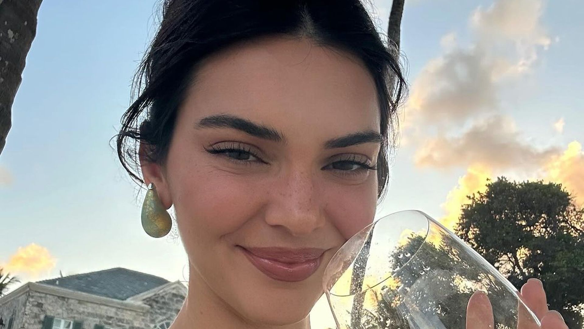 Kendall Jenner posiert oben ohne: Das atemberaubende Pool-Bild sorgt für Furore im Netz