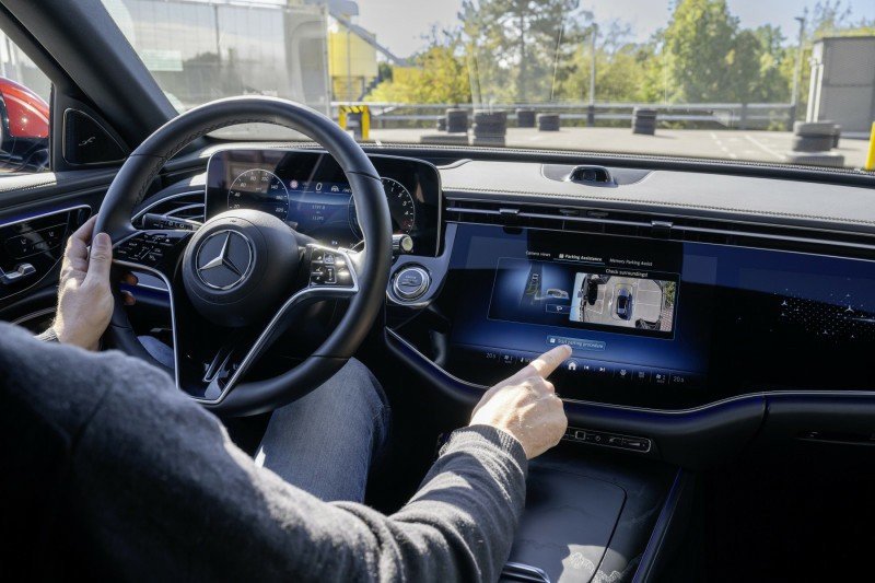 Zaparkuj auto jeszcze łatwiej dzięki nowej technologii Mercedes-Benz