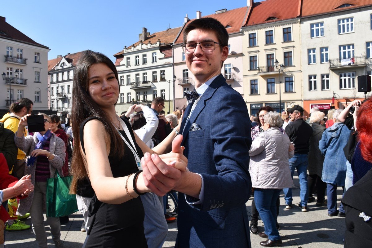Kaliszanie powitali wiosnę tańcem - Walc Barbary z gościem specjalnym Karolem Strasburgerem