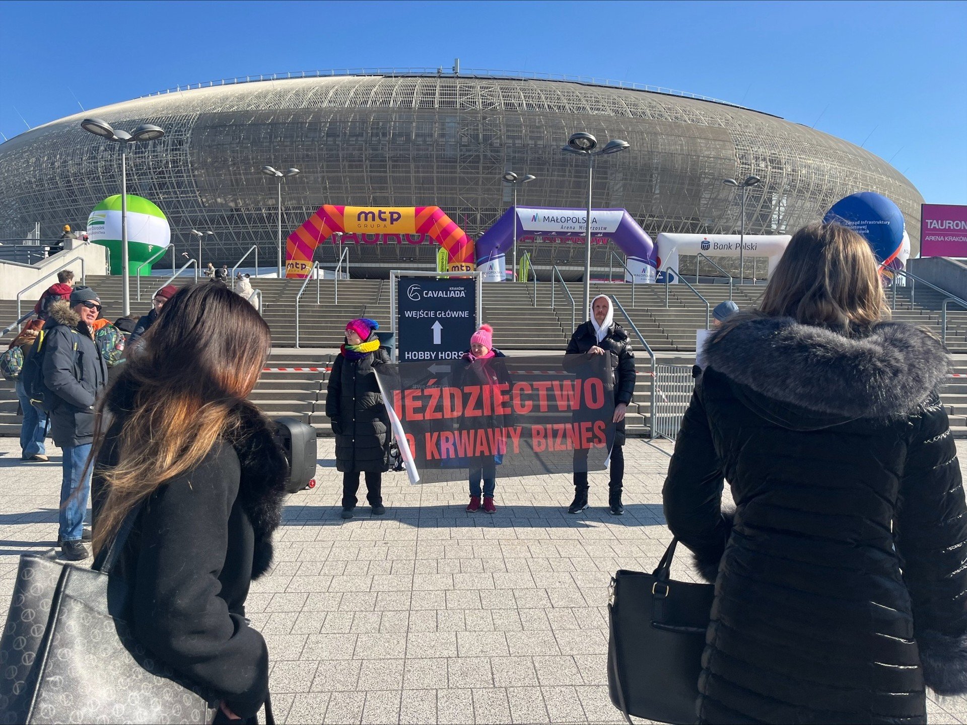 Protest pod Tauron Areną: Aktywiści przeciwko Cavaliadzie - jeździectwo to nieetyczna rozrywka?