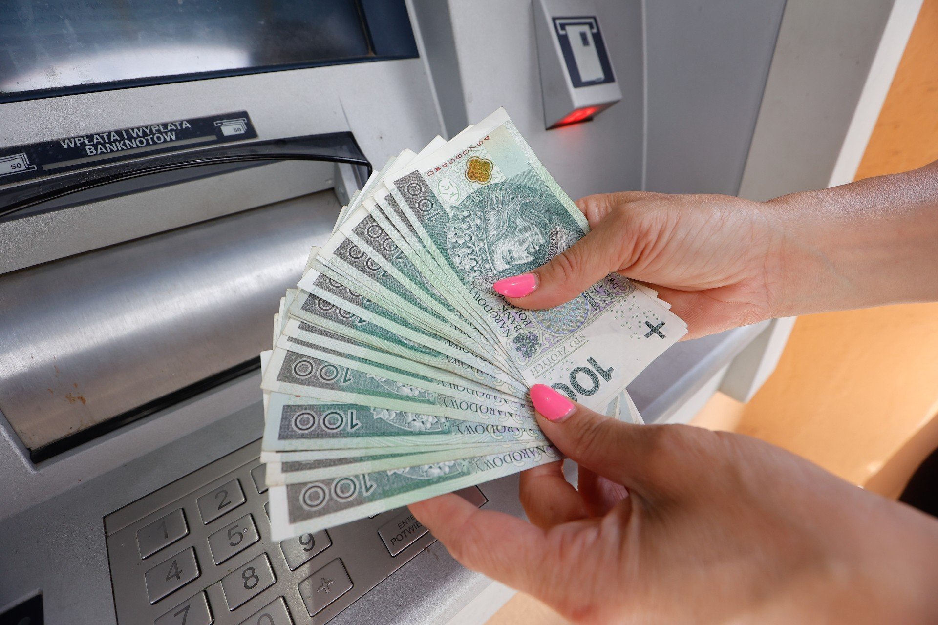 Godziny sesji bankowych w 2025: kiedy przychodzą i wychodzą przelewy?