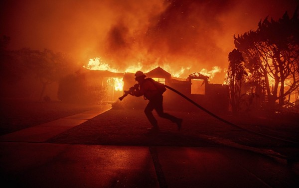 Incendios en Los Ángeles: Celebridades evacuadas ansían conocer el destino de sus hogares