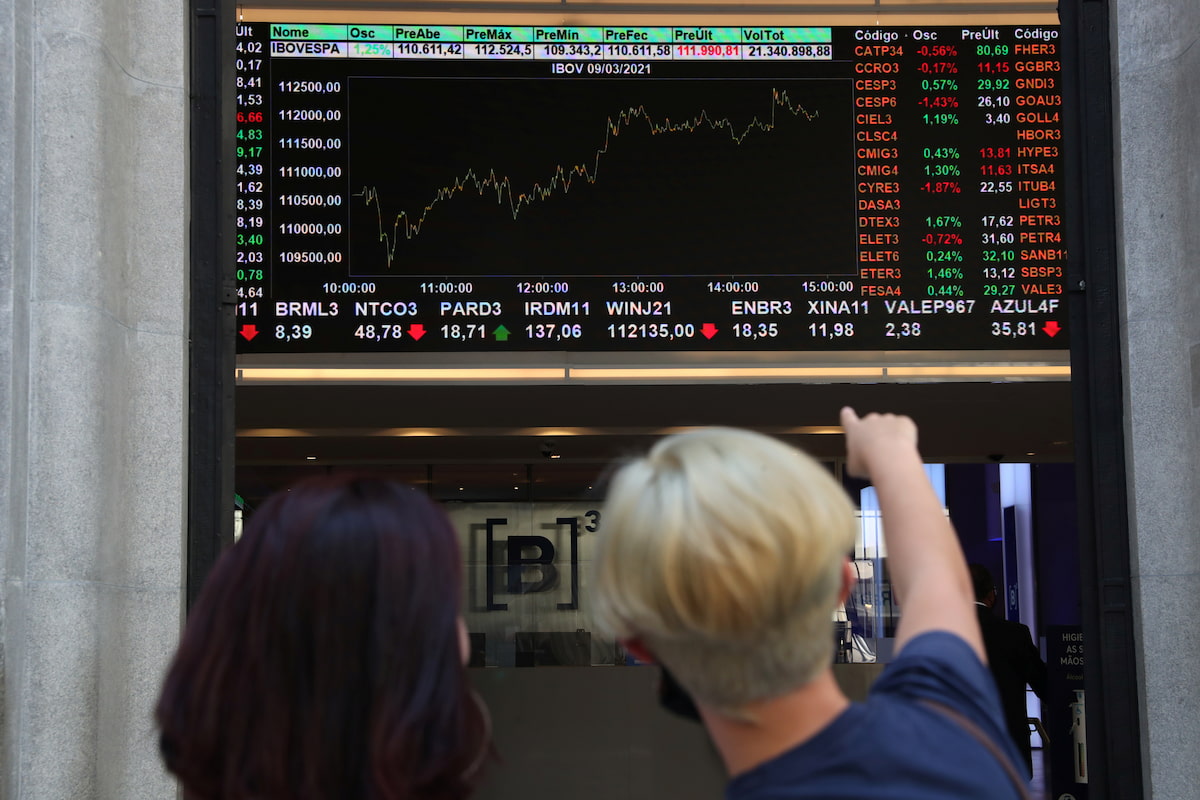 Ibovespa fecha em queda após se aproximar de recorde; Vale e Petrobras sobem