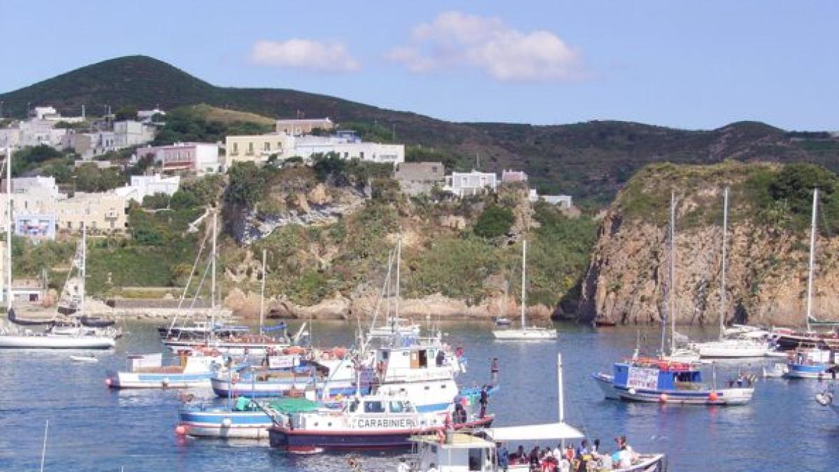 Ponza, incendio su uno yacht: sette persone salvate dalla Guardia di Finanza